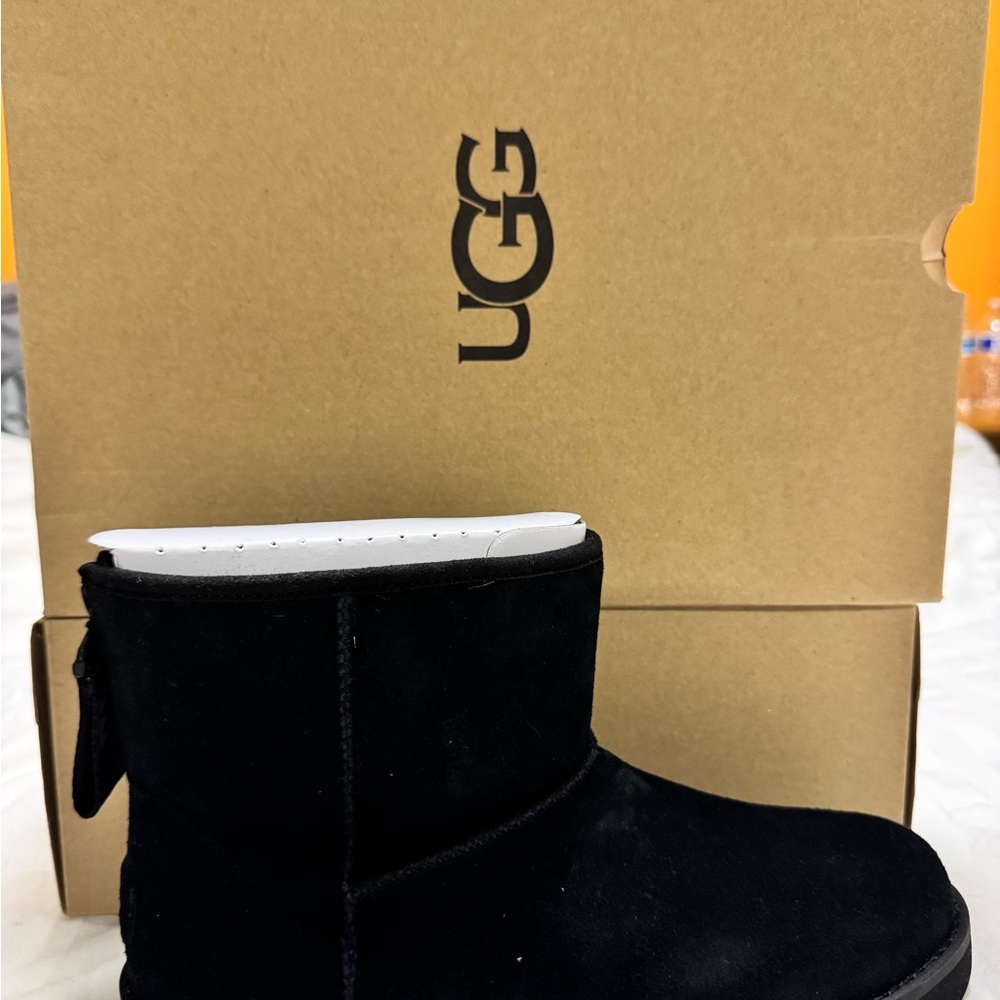 UGG Classic Mini Logo Zip Boots - Black